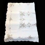 Antiga Toalha de mesa em linho na cor bege realçada  por bordados e vazados estilo Ilha da Madeira. Med 1,72 x 1,30cm.