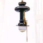 Luminária de teto Graetzin, alemã de 1920, raro modelo no Brasil, originalmente a álcool, convertido para energia, bronze, aço e esmalte, com cúpula em vidro. Cerca de 80cm de altura. Funcionando.