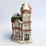Decorativa casa de coleção confeccionada em biscuit em policromia com riqueza de detalhes.Janelas vazadas. Med 20 cm altura.