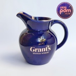 Jarra promocional do whisky Grants em porcelana vitrificada na cor azul cobalto. Fabricado na Inglaterra por WADE.Med 16 x 17cm.