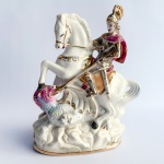 Arte Sacra - Imaginária de São Jorge em porcelana vitrificada e policromada com filetes à ouro. Manufatura CST (Cerâmica Santa Terezinha) Pedreira. Início do século XX. Med 23 cm x 18 cm. 