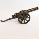 Miniatura de canhão de artilharia confeccionado em bronze, com riqueza de detalhes e articulações. Med 23 cm. 