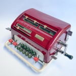 Antiga Calculadora manual Sueca FACIT modelo NTK. Estrutura em metal. Década de 50.