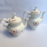 Porcelana Real - São Paulo - Dois bules em porcelana nacional branco vitrificado com decoração de delicadas guirlandas. Possui ínfimo restauro. Med 23x22 cm e 20x24 cm. 
