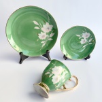 Porcelanarte Paraná - Belíssimo trio para chá em porcelana nacional verde com decoração floral, xícara de pé alto com frisos em ouro. 