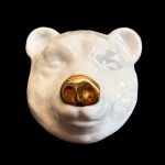 Decorativa escultura de cabeça de urso em porcelana branca vitrificada com focinho dourado. Para colocar na parede ou sobre a mesa. Med 16 cm x 16 cm. 