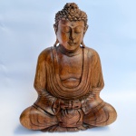 Escultura em madeira nobre entalhada representando Buda Sidarta Gualtama. Med 32 cm x 25,5 cm. 