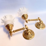 Refinado par de apliques de parede em bronze ornamentado com cúpula em vidro fosco. Med aproximada 26x26cm. 