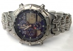 Vintage Coleção, Decoração, Lindo Relógio Citizen Azul C300 World Time Cronógrafo, 6 Ponteiros, Quartz, Vidro Cristal, Caixa em Aço medindo 41mm de diâmetro, Funcionando. Analógico/ Digital, 4 Botões, Fundo em Aço de rosca Promaster, Máquina revisada março 2026. Pulseira Original com regulagem para pulsos de 18cm com trava de segurança.