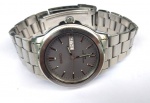 Fashion Coleção, Decoração, Relógio Retrô da Seiko 5 Grafite, 50m Japan, Quartz Revisado, Todo original em aço, medindo 38mm de diâmetro, Vidro Cristal,  Cifras polidas em relevo, Segundeiro Central, Calendário Duplo Bilíngue,  Fundo em Aço de Rosca. Máquina Quartz original Japan com bateria nova em março de 2026. Pulseira Original em Aço com regulagem para pulsos de 20 cm
