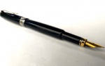 Fashion Luxo, Coleção, Decoração, Caneta de Museu, Tinteiro Pneider com Prata 925, Edizioni Musei Vaticani, sendo o topo, clipe e anel em Prata com contraste 925 no clipe. Pena original Pneider Iridium Point assinada. Modelo de carregar a escrita por cartucho comum. Tampa de PRESSÃO. Corpo rosqueável sem trincas. Medindo total 15cm