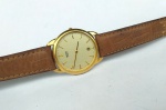 Vintage Luxo Coleção, Decoração, Bonito Relógio Social Dourado da Seiko Slim Quartz, medindo 34mm de diâmetro, Vidro Cristal, Lindo Mostrador Dourado com Segundeiro Central, Cifras polidas em relevo, Calendário Redondo posição 6hs. Fundo em aço de Pressão. Máquina quartz Japan original funcionando perfeito. Pulseira em couro usada boa. Leve pátina do tempo.