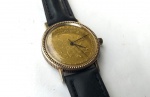 Vintage Coleção, Decoração, Relógio Comemorativo à Famosa Moeda de 10 Dólares de Ouro dos Estados Unidos do início do Sec XX, à corda, medindo 33mm de diâmetro. Segundeiro Central. Mostrador é a face da moeda Tem Dollars United States Of America; In God We Trust. Borda estriada como na moeda. Pulseira nova em couro.  