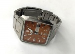 Fashion Coleção, Decoração, Gigante Relógio da Mormaii medindo 48mm, Quartz Funcionando. Vidro Cristal, Mostrador imitando Madeira, Segundeiro Central, Calendário, Coroa assinada. Fundo em Aço de Pressão. Pulseira larga, com regulagem para pulsos de 21cm.