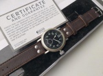 Retrô Coleção, Decoração, Interessante Relógio de Pilotos da Segunda Guerra, à Corda, Funcionando, medindo 41mm de diâmetro de caixa, sem contar a coroa. Completo com estojo e certificado, Vidro Cristal com plástico adesivo de proteção de fábrica. (Mostrador está PERFEITO, o efeito distorcido é do adesivo plástico protegendo o vidro). Algarismos Arábicos, Segundeiro Auxiliar. Pulseira em Couro. Editions Atlas Collections Pilot Watch Collection 