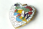 Vintage Coleção, Decoração, Lindo Pingente Coração Cloisonné, com pássaros esmaltados em porcelana, medindo 3,5cm fechado; trazendo outro pingente interno uma Pomba da paz dourada carregando cristal