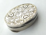 Vintage Luxo Coleção, Decoração, Bonito Estojo em Prata de Lei 800, com Floral, medindo 42 x 32mm. Porta jóias; comprimidos. Peso total 18.85gr
