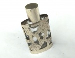 Vintage Luxo Coleção, Decoração, Perfumeira em Prata com Floral Vazado, Tampa de Rosca, medindo 56 x 28mm, com frasco de vidro antigo código no fundo 7 - 3 em relevo. 