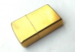 Vintage Coleção, Decoração, ou uso, Isqueiro Zippo U.S.A. Dourado, Faiscando, Letra I, número 04 medindo 38 x 57mm. Usado em bom estado