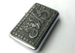 Vintage Coleção, Decoração, ou Uso, Clássico Isqueiro da Zenith, Cromado, faiscando, medindo 5,6 x 3,7cm com desenho tema motociclístico em relevo, Star Since 1988. Estojo original.