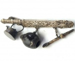 Vintage Luxo Jóias, Lindo Broche em Prata de Lei 800 R.C., Punhal gaúcho com material de Chimarrão, bomba; chaleira e cuba, medindo 5,5cm