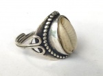 Vintage Luxo Jóias, Coleção, Decoração, ou Uso, Lote contendo Anel em Prata de Lei, Amuleto Búzios, com Aro 17 Aberto Regulável, Proteção e Prosperidade, medindo 20mm. Peso total 6,46gr
