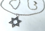 Vintage Luxo jóias, Lindo Cordão com Estrela de Davi em Prata de Lei 950 esmaltado e com cristais cravejados nas pontas, medindo 3cm. Cordão em Prata 925 medindo 61,5cm. Peso total 15,24gr