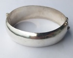 Vintage Fashion Luxo Jóias, Coleção, Decoração, ou Uso, Lote contendo Bracelete Largo em Prata de Lei, medindo 71mm x 20mm de largura e com 62mm de diâmetro interno. Fecho Baioneta com trava. Peso total 43,50gr
