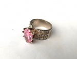 Vintage Luxo Jóias, Coleção, Decoração, ou Uso, Lote contendo Anel Solitário em Prata de Lei, com cristal Rosa lapidado, cravejado de cristais brilhantes, Aro 19. Peso total 11,96gr