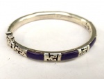 Vintage Luxo Jóias, Coleção, Decoração, ou Uso, Lote contendo Bracelete Jóia Escrava, em Prata de Lei com desenhos vazados e apliques em tons azulados, encaixe baioneta com trava. Medindo 6,4cm de diâmetro. Peso total 11,80gr
