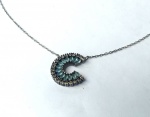 Vintage Fashion Luxo Jóias, Coleção, Decoração, ou Uso, Lote contendo Colar com Pingente Letra C em Prata de Lei 925, cravejado de cristais água marinhas gotas e esmeraldas, lapidadas, Borda constituída em Patern por repetidas letras V em relevo, medindo 44,5cm. Letra C medindo 20mm de diâmetro. Peso total 5,41gr