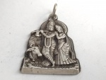 Vintage Luxo Jóias, Coleção, Decoração, ou Uso, Lote contendo Amuleto medalha do Divino Casal Radha e krishna e cena clássica tocando a flauta e pastorando, verso em Sânscrito, medindo 4cm. Peso total 18,78gr