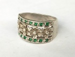 Vintage Luxo Jóias, Coleção, Decoração, ou Uso, Lote contendo Anel com Floral Bali em Prata de Lei 925, Vazado, bordas com cristais verdes. Aro 20. Peso total 5,18gr