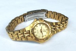 Vintage Fashion Luxo Jóias, Coleção, Relógio Bulova Marine Star 100m Quartz, todo Dourado, medindo 27mm de diâmetro. Vidro Cristal. Segundeiro Central. Fundo em Aço de rosca. Bateria Nova em março de 2026. Pulseira Original com regulagem para pulsos de 18cm e possui mais 2 furos para aumentar essa medida