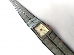 Vintage Luxo Jóias, Coleção, Decoração, ou Uso, Lote contendo Relógio Tank da Technos, Vidro Cristal. Segundeiro Central. Medindo 16 x 20mm. Pulseira Bracelente Escama com regulagem para pulsos de 18,5cm. Possui estojo original. Bateria nova em março de 2026 