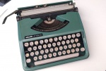 Vintage Coleção, Decoração, Cobiçada Máquina de Escrever Olivetti Lettera 82 Esverdeada. Prática, funcional, em maletinha original. Medindo 30,5 x 30cm