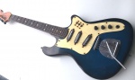 Vintage Coleção, Decoração, ou Uso, Lote contendo Linda Guitarra Tonante Finde, Madeira Nobre, Azul Degradee, medindo 102cm. 3 captadores. Funcionando. Sem revisão recente. Atenção sobre o Envio. Os Correios limitam envios em até 1m. Ideal é desparafusar o braço e enviar semi desmontada, ou através de transportadora ou retirada no local.