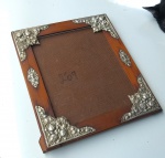 Vintage, Coleção, Decoração, ou Uso, Lote contendo Porta Retrato, com estrutura produzida em madeiramento nobre, guarnições em metal prateado, decorado com volutas e rocalhas, vidro cristal, meados do Sec XX, medindo 23,5 x 29,5cm.