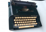 Vintage Coleção, Decoração, ou Uso, Bonita Máquina de Escrever Portátil da Remington, modelo Sperry Rand 10 Azul Esverdeada. Com maletinha original medindo 34 x 40cm. Funcionando. Sem revisão recente