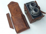 Vintage Fotografia, Coleção, Decoração, Lote contendo Câmera Fotográfica Vertical Box 1950`s  RICOHFLEX Model VII Japan, conservada. Lente 1:3.5/ 8cm. Medindo 13,5 x 8,5cm fechada. Capinha em couro original desgastada.