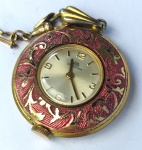 Vintage Luxo Jóias, Coleção, Decoração, ou Uso, Relógio Pingente da BUCHERER Jóias, 1960`s, à corda em Plaque de Ouro ornamentado em Floral, medindo 29mm de diâmetro, Funcionando sem revisão recente. Máquina à corda 17J Swiss. Correntinha com pátina de envelhecimento medindo 77cm