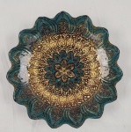 Centro de mesa em vitral original de Turquia. São peças conhecidas pelo belo trabalho
manual de pintura e acabamento em vitral apresentando desenhos de mandalas com
cores ricamente vivas e policromadas, medindo 515x30cm.