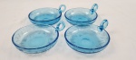 Quatro antigos bowls dito `napperon` em vidro antigo azul claro com lavrações de
palmas frequentemente utilizados para servir sobremesas. Possui alça em formato de
anel, medindo 2x8,5cm.