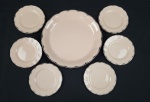 GRINDLEY PEACH PETAL. Antigo conjunto para sobremesa em porcelana inglesa rosa
com bordas frisadas em prata com detalhes pontiagudos. Contém prato grande com
seis pratinhos. Peças numeradas e marcadas na base, medindo 16cm e 30cm.