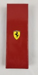 Caneta Sheaffer Ferrari 300 na cor Rosso Corsa (icônico vermelho da Ferrari) com
detalhes cromados e faz parte de uma coleção licenciada oficial entre a
fabricante/Sheaffer e a Ferrari com o escudo da Ferrari no clipe da caneta. Acompanha
caixa. Necessita trocar a carga.
