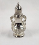 TOWLE EP. Antigo polvilhador produzido nos EUA, fabricado pela marca TOWLESILVERSMITHS com acabamento EPNS, ou seja, banhado a prata. Essa marca foilançada no sec. XIX possuindo excelente qualidade do banho de prata, medindo 10,5cm.