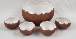 Conjunto para sobremesa terracota tendo a parte interna vitrificada com trabalho
externo inspirado em grande de cocô aberto composto de 01 tigela grande com 4
tigelas pequenas. R$ 190,00 Marcado na base, 12x22,5cm e 6x9,5cm.