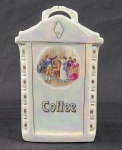 Antigo pote retangular em porcelana iridescente alemã com tampa pontiaguda, tendo
todo o pote detalhes em dourado com cena galante acima da palavra impressa COFFE,
para armazenamento de pó de café, medindo 19x13x11cm.