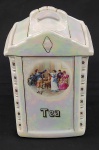 Antigo pote retangular em porcelana iridescente alemã com tampa pontiaguda, tendo
todo o pote detalhes em dourado com cena galante acima da palavra impressa TEA,
para armazenamento de chá, medindo 19x13x11cm.