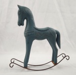 Antigo brinquedo feito em madeira pintado de azul representando cavalinho de
balanço que permite empurrar para frente e para trás com base em metal curvado.
Permite estimular o equilíbrio e a coordenação motora, medindo 31cm altura.